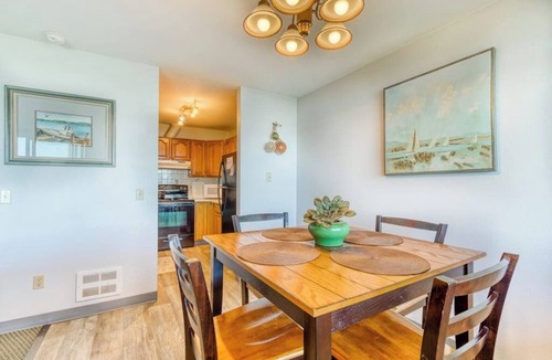 Coos Bay Condo | Cute Waterfront Cottage with Private washer&dryer & Wonderful Views of the Bay
