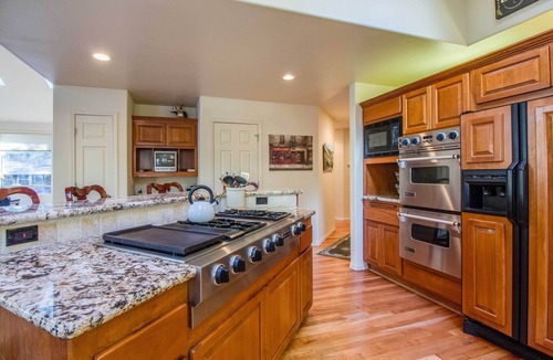 Sunriver House | CYPR10 - Huge Home, 2 Suites, Dog Friendly, Hot Tub