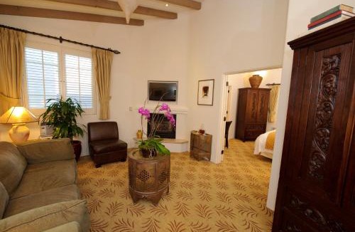 Golden Rectangle Hotel | Cypress Inn Carmel-by-the-Sea
