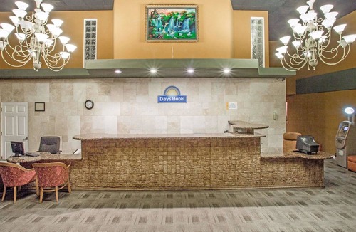 Peoria Hotel | Days Hotel by Wyndham Peoria Glendale Area