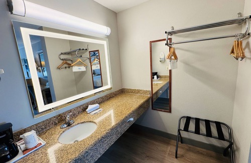 Southwest Anaheim Hotel | Days Inn by Wyndham Anaheim Near the Park