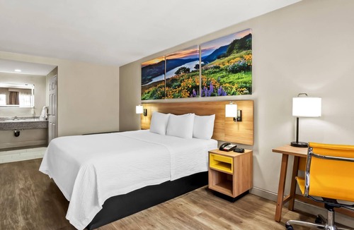 Rialto Hotel | Days Inn by Wyndham Fontana/Rialto