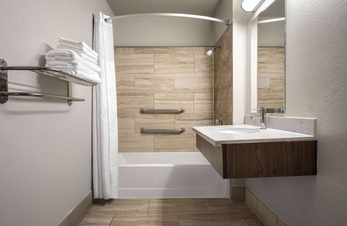 Raisin Hotel | Days Inn by Wyndham Fresno South