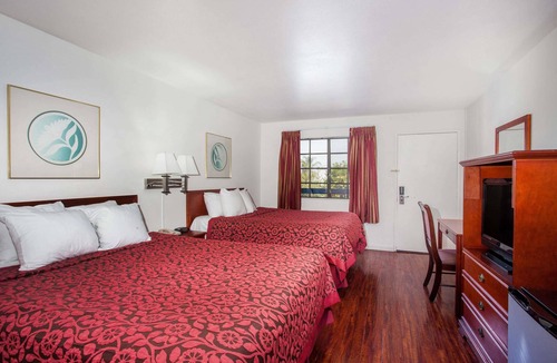 Orange Hotel | Days Inn by Wyndham Orange Anaheim