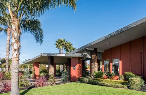 Lodi Hotel | Days Inn & Suites by Wyndham Lodi