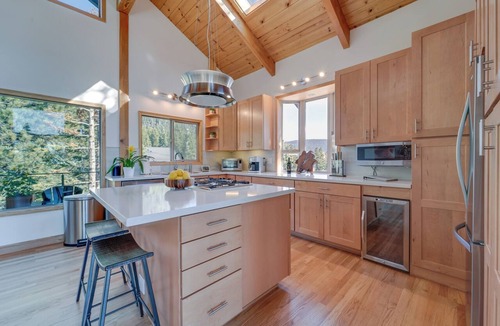 Incline Village Cottage | Decks + Lake Tahoe Views: Secluded Mtn Cabin!