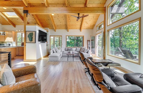 Incline Village Cottage | Decks + Lake Tahoe Views: Secluded Mtn Cabin!