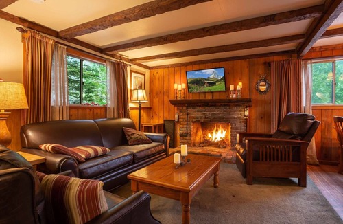Twin Peaks Hotel | Deer Creek - Two-Bedroom | Three Beds | One Bathroom | Sleeps Five