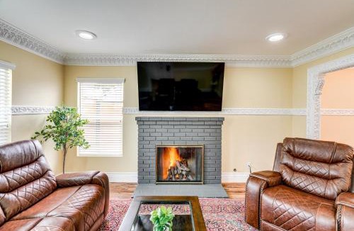 Del Rey Oaks House | Del Rey Oaks Vacation Home w/Mini-Golf Course!