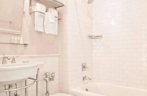 Goose Hollow Hotel | Deluxe King w/Timeless Charm | Pet-Friendly