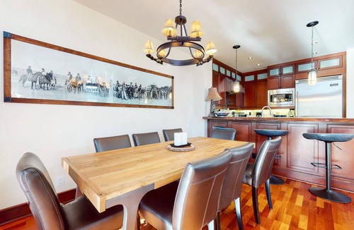 Mammoth Lakes House | Deluxe Mountain Escape, Stunning Views, Hot Tub & Grill, Near Trails