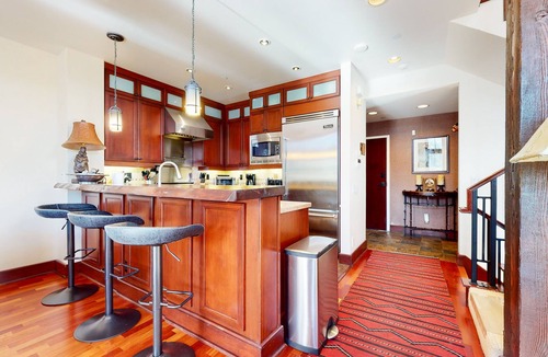 Mammoth Lakes House | Deluxe Mountain Escape, Stunning Views, Hot Tub & Grill, Near Trails