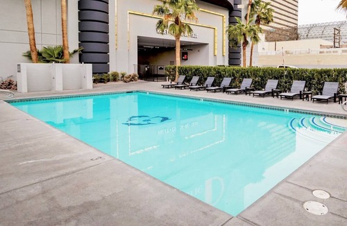 Downtown Las Vegas Hotel | Deluxe One King Room at The D Las Vegas