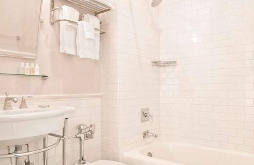 Goose Hollow Hotel | Deluxe Queen Room with Classic Hollywood Style