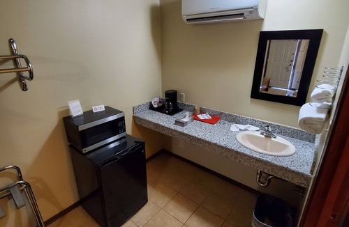 Maupin Apartment | Deschutes Motel - Sherars Falls - Queen Suite w/1 Queen Bed