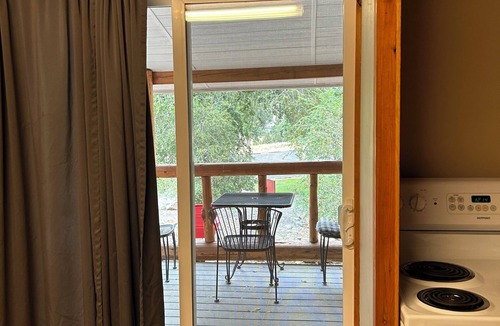 Madras Apartment | Deschutes River Fly Shop & Camp, River View Cabin Rental