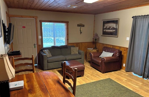 Madras Apartment | Deschutes River Fly Shop & Camp, River View Cabin Rental