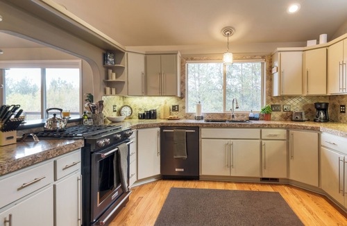 Three Rivers House | Deschutes River Retreat Hot Tub + Firepit Near Mt. Bachelor | River Meadows