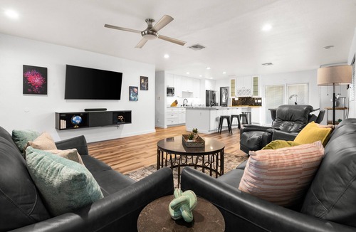 Scottsdale Estates Nine House | Desert Bloom l 5 min to Old Town l Hot Tub