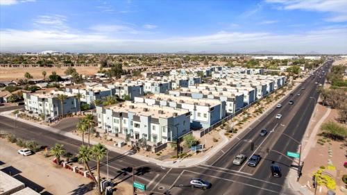 Villa De Paz Apartment | Desert Escape Townhome - Pool & Gym