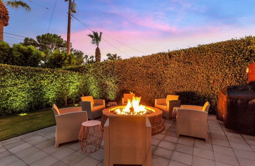 Sunrise Vista Chino House | Desert House-A Relaxing Mid-Century Oasis