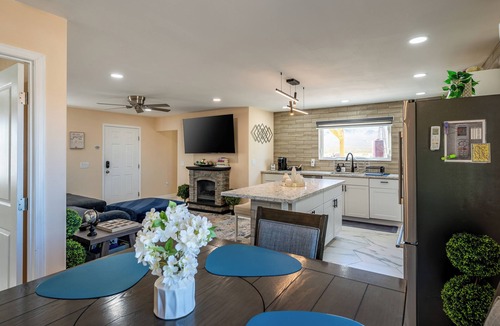 Park Village House | Desert Retreat-Charming 2-bedroom house with a View