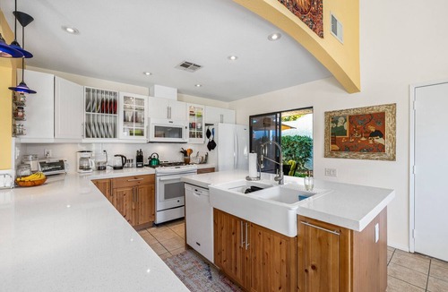Sunrise Park Condo | Designer 2br Condo -gated community - private rear garden- front mountain views