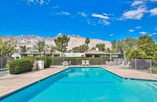 Sunrise Park Condo | Designer 2br Condo -gated community - private rear garden- front mountain views