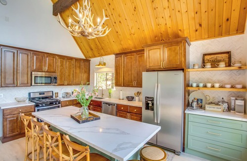 Lake Arrowhead Cottage | Designer A-frame in Lake Arrowhead w/Game Room