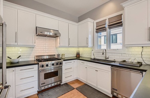 Corona del Mar Condo | Designer Condo 2 Blocks to Beach w Private Hot Tub