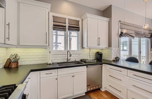 Corona del Mar Condo | Designer Condo 2 Blocks to Beach w Private Hot Tub