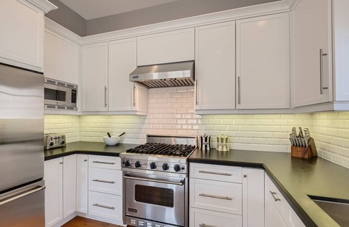 Corona del Mar Condo | Designer Condo 2 Blocks to Beach w Private Hot Tub