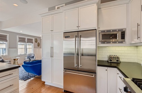 Corona del Mar Condo | Designer Condo 2 Blocks to Beach w Private Hot Tub