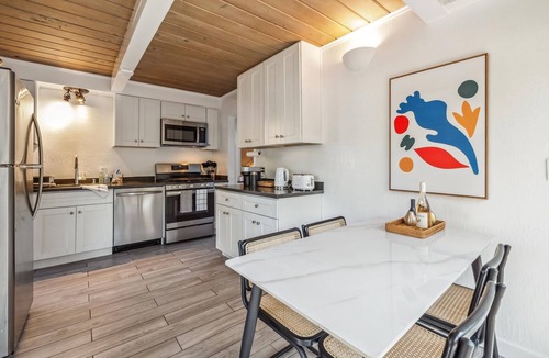 The Willows House | Designer Home Near Stanford/Tech Hub+AC/Gym/Office/BBQ/Parking. 2 Bed/1 Bath.
