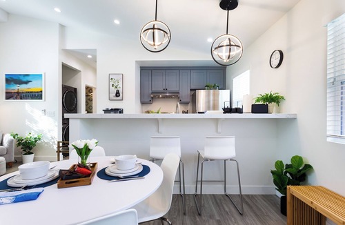 Mid Central House | Designer House in Pasadena with Outdoor Kitchen & King Bed & AC