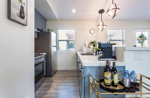 Mid Central House | Designer House in Pasadena with Outdoor Kitchen & King Bed & AC