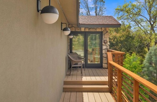 Oak Shores House | Designer Lakehouse-Waterfront, Private Dock, Steps to Marina and Pool