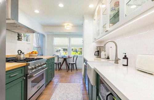 St. Helena House | Designer Saint Helena Home! Easy Walk to Downtown!