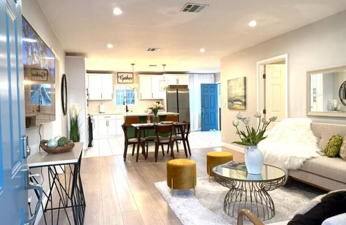 Los Angeles House | Designer Style Home with Parking in Los Angeles