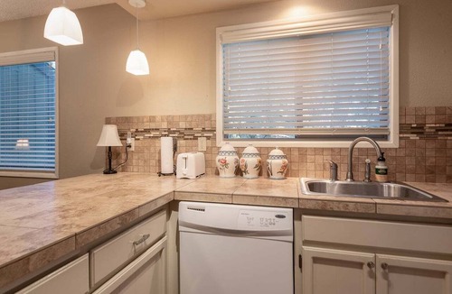 Sisters Condo | Desperado - Updated Sisters Condo with Pool, Hot Tub & Fireplace
