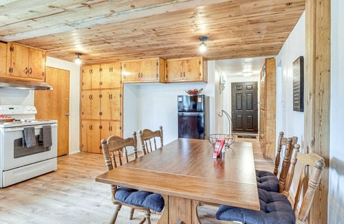 Gates Cabin | Detroit Lake Area Cabin 1/2 Mi to Santiam River