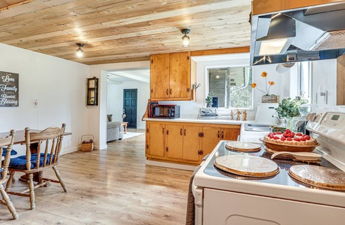 Gates Cabin | Detroit Lake Area Cabin 1/2 Mi to Santiam River