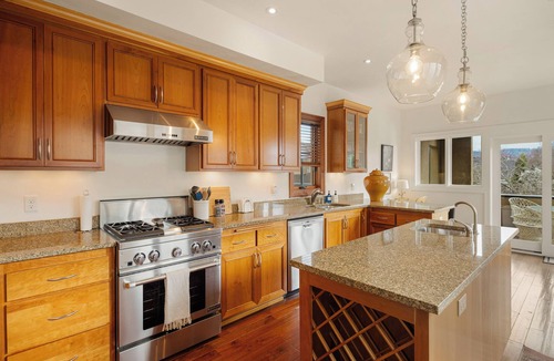 Eugene House | Discover the Birdhouse, a spacious 3BR home in Eugene near U of O and downtown.