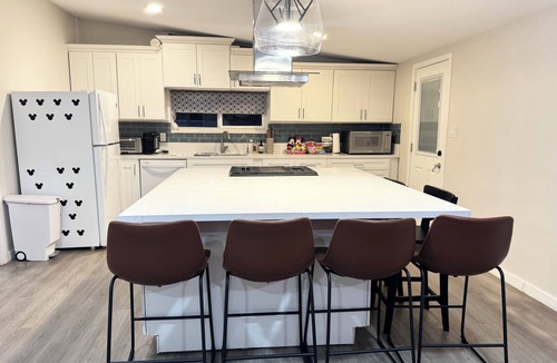 Southwest Anaheim House | Disney-Themed Home w Bunk Beds 7 Min to Disneyland Sleeps 10
