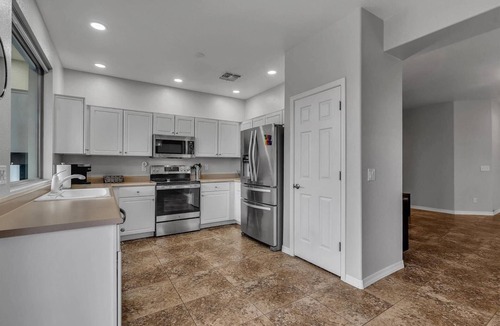 East Mesa House | Dive Into Spring in Mesa | Community Pool, Hot Tub, Tennis & Hoops