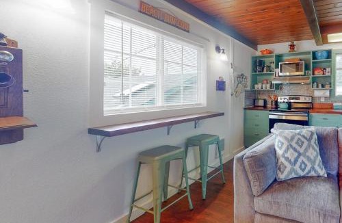 Winchester Bay Apartment | Dog-friendly ADU with a full kitchen & shared washer&dryer - near the water