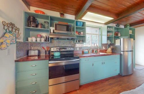 Winchester Bay Apartment | Dog-friendly ADU with a full kitchen & shared washer&dryer - near the water
