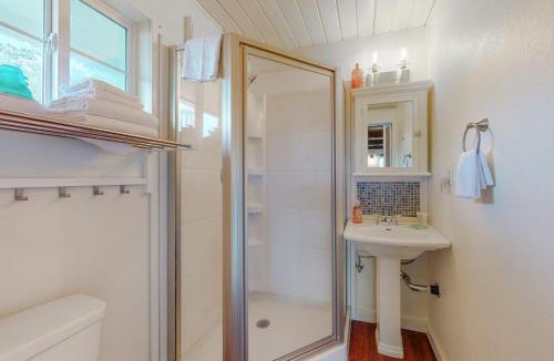 Winchester Bay Apartment | Dog-friendly ADU with a full kitchen & shared washer&dryer - near the water