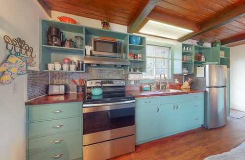 Winchester Bay Apartment | Dog-friendly ADU with a full kitchen & shared washer/dryer - near the water