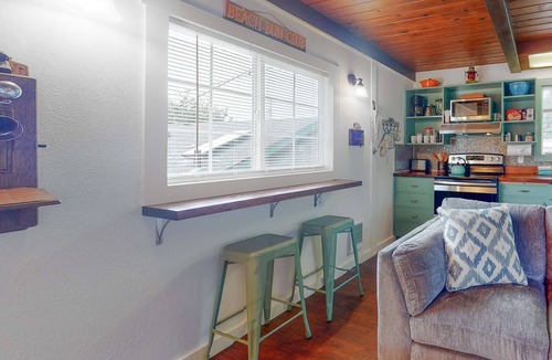Winchester Bay Apartment | Dog-friendly ADU with a full kitchen & shared washer&dryer - near the water